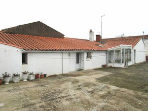 LES MAGNILS REIGNIERS (85) MAISON A RAFRAICHIR AVEC 2/3 CHAMBRES DEPENDANCES ET JARDIN IDE