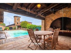Grande maison en pierres avec piscine  dépendances et terrain de 859 m²