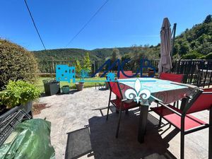 Maison atypique à Les Mayons