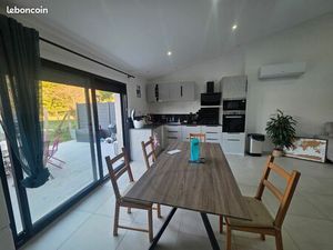 T2 bis dans un ancien corps de ferme réhabilité avec parking et terrasse et petit jardinet