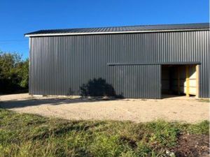 Local stockage hangar garage dépôt