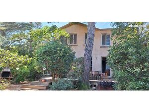 Jolie maison 2/3 chambres jardin parking 2 voitures terrasse BBQ