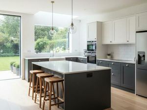 **RARE: DANS RÉSIDENCE SÉCURISÉE MAISON INDIVIDUELLE 5 PIÈCES AVEC JARDIN**