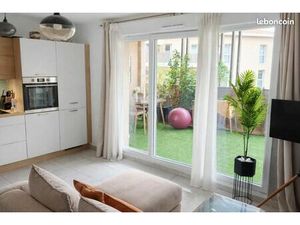 Appartement de charme récent avec grande terrasse