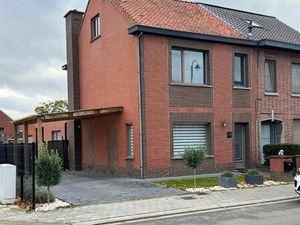 Half open bebouwing met 4 slaapkamer en garage op perceel van 433m²