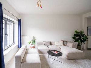 Gezinswoning met 3 slaapkamers en tuin in rustige straat.