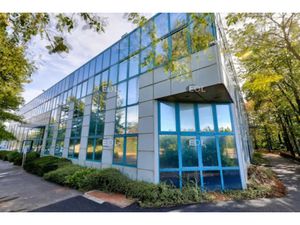 À louer : local d'activité de 1 184 m² à Fresnes (94)