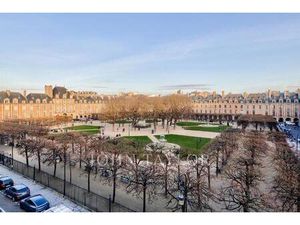 Elégant appartement dernier étage - place des Vosges