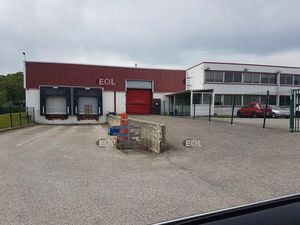 Un bâtiment indépendant avec quais de chargement