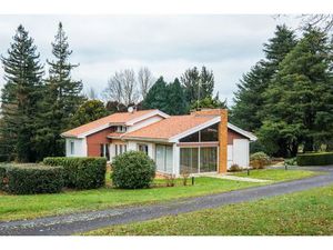 Villa d'architecte rétro en ville  au coeur d'un parc arboré