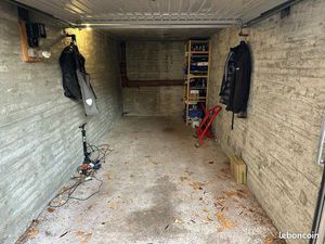 Emplacement moto dans un box