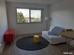 Studio à 2 min à pied de la gare RER C et D