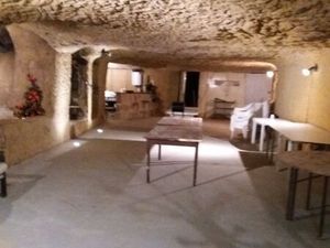 Cave festive et terrain