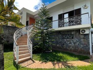 Villa (1970) F6+ de 265m2 au début des Rampes de Saint François avec un terrain de 800m2