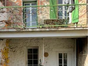 Maison avec jardinet et terrasse