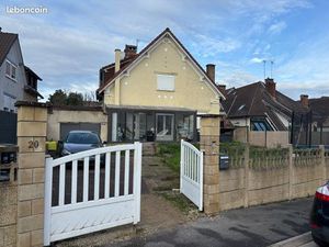 Maison avec garage et jardin