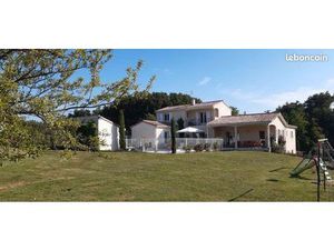 Villa T6 de 200m² habitable (325m² plancher) d'architecte récente de 2007 parfaitement ent