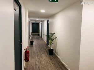 Bureau très propre dans un centre d'affaires