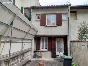 Maison de bourg bien placé avec terrasse et grand garage