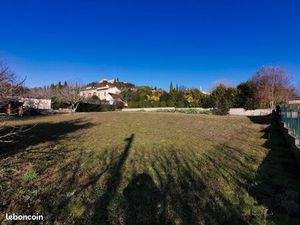 Terrain constructible centre village de Saint Paulet