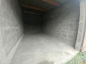 Garage bétonné aux justices