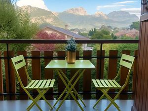 T2 rénové 35 8 m²  balcon  vue montagnes  parking  à 6 min du lac