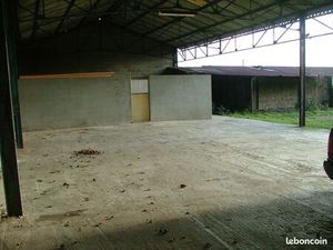 Local 600 m2 sur terrain constructible2000m2 centre