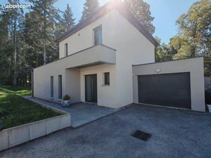 Maison contemporaine aux finitions de qualité construction 2023