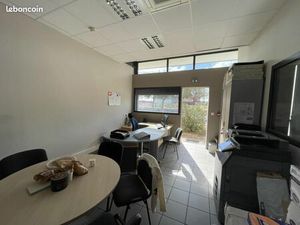 Local industriel 1 600 m²