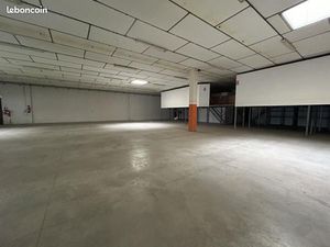 Local industriel 1 240 m²