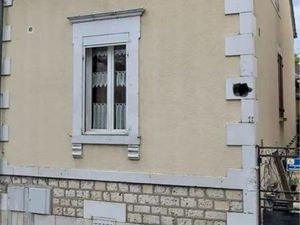 Maison de ville mitoyenne avec jardin à rénover