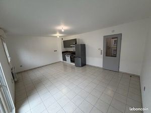 Appartement grand studio T1 rénové + balcon + 2 places parking