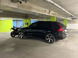 Grande place parking avec borne électrique