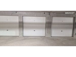 Garage type box fermé avec éclairage