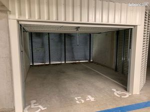 Grand box de stationnement couvert de 22m2 en résidence sécurisée