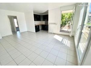 3 pièces lumineux avec balcon  parking et accès RER D et commerces à pied