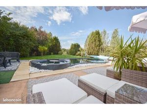 Villa avec piscine et jacuzzi