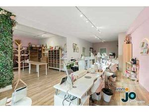 Local commercial prêt à l'emploi d'environ 100 m² avec un...