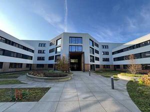 2 940 m² ready to move in offices 1 km from E40