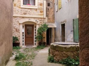 Petite maison en pierres à restaurer à Cruzy