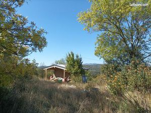 Terrain et petit mazet