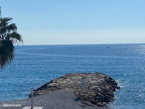 Murs commerciaux au bord de mer