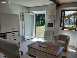 Bâtisse en pierre partiellement rénovée