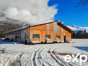Local 550 m² La Rivière-Enverse