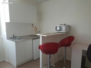 Studio partiellement meuble