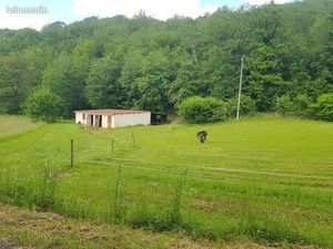 Bâtiment 115 m2 sur terrain 7870 m2