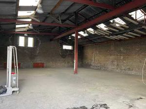 Entrepot 440m2 avec bureau + WC à louer