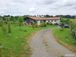 Maison sur terrain arboré à Guiche