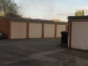 Garage fermé-accès sécurisé par portail.