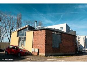 Ensemble immobilier Local et cour 280m2